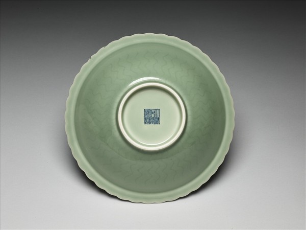 仿龍泉釉花口碗