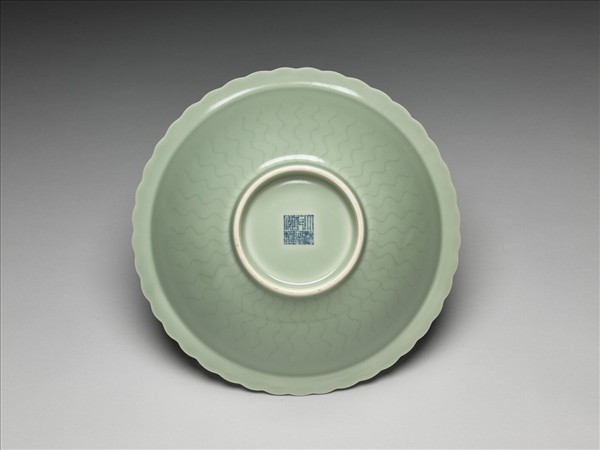 仿龍泉釉花口碗