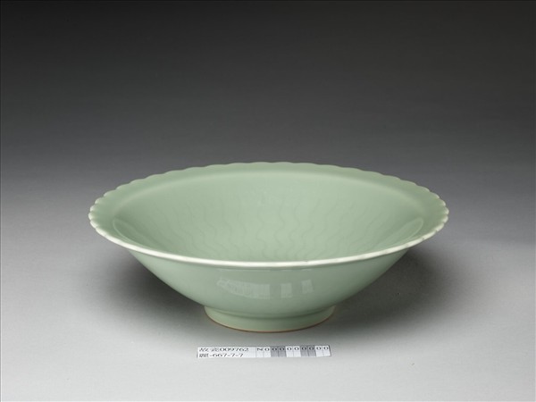 仿龍泉釉花口碗