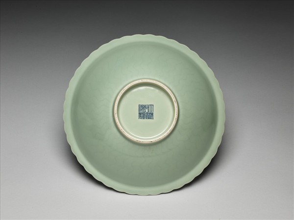 仿龍泉釉花口碗