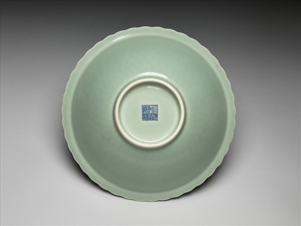 仿龍泉釉花口碗