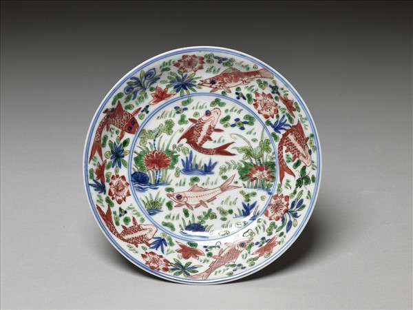 五彩蓮塘魚藻紋盤