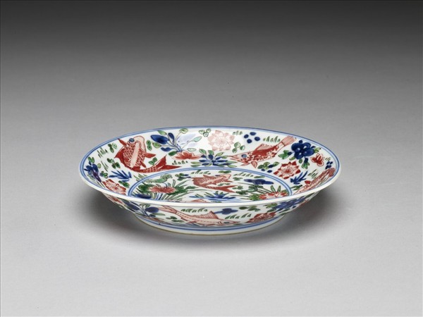 五彩蓮塘魚藻紋盤