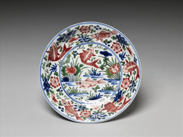 五彩蓮塘魚藻紋盤