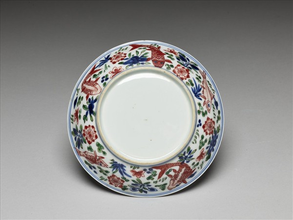 五彩蓮塘魚藻紋盤