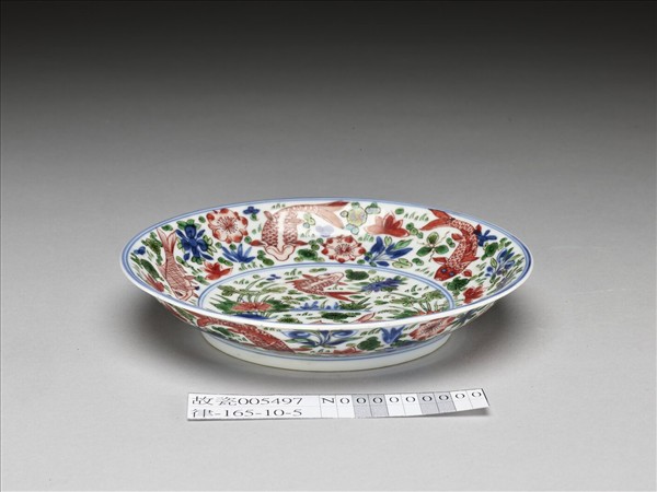 五彩蓮塘魚藻紋盤