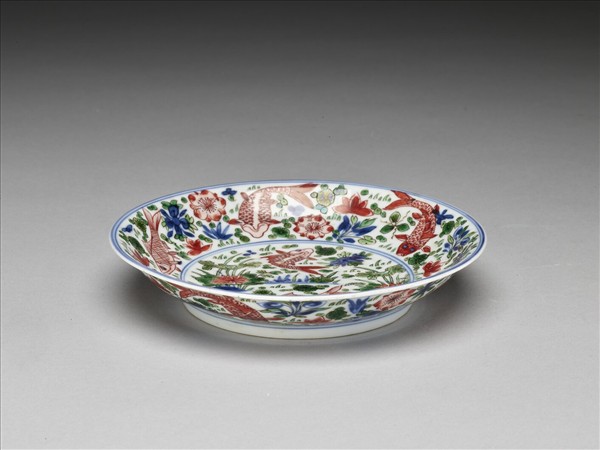 五彩蓮塘魚藻紋盤