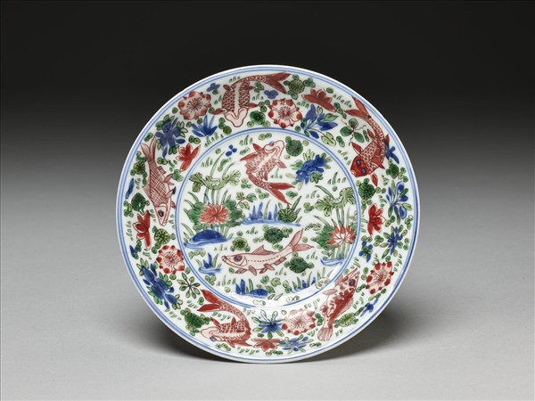 五彩蓮塘魚藻紋盤