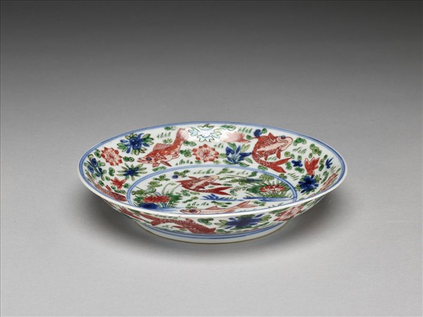 五彩蓮塘魚藻紋盤