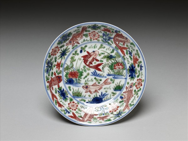五彩蓮塘魚藻紋盤