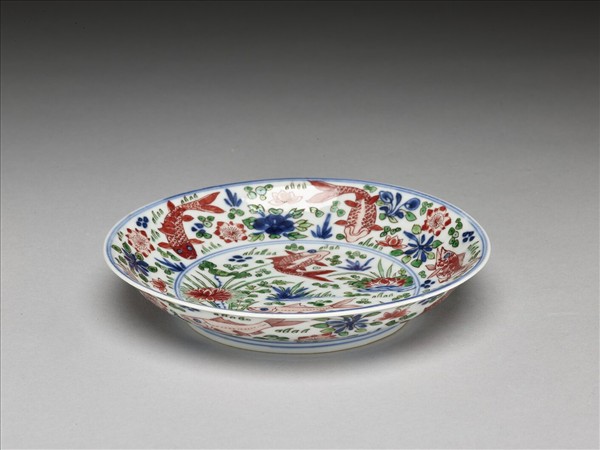 五彩蓮塘魚藻紋盤