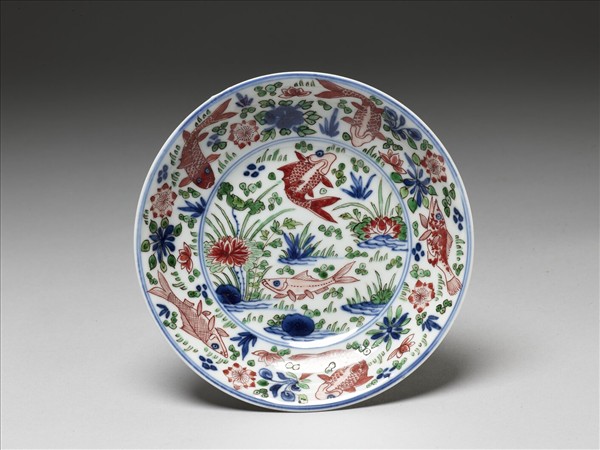 五彩蓮塘魚藻紋盤
