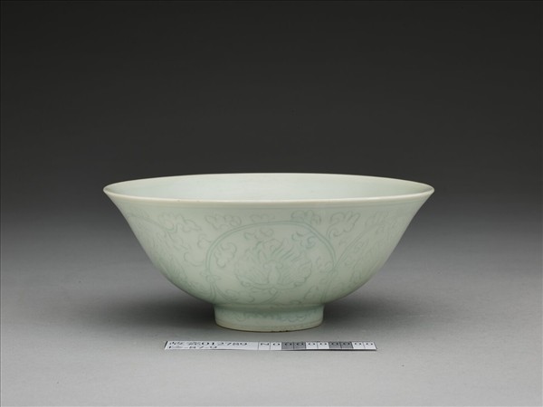 青白瓷劃花花卉紋碗