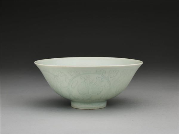 青白瓷劃花花卉紋碗