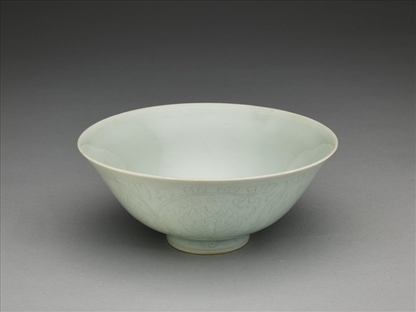 青白瓷劃花花卉紋碗