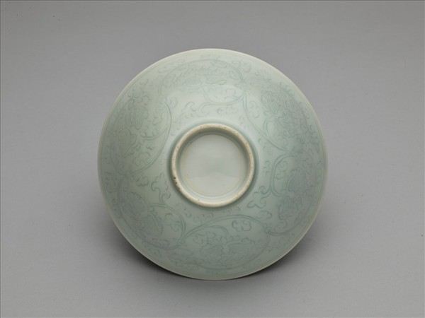 青白瓷劃花花卉紋碗