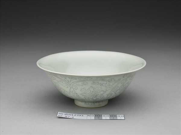 青白瓷劃花花卉紋碗