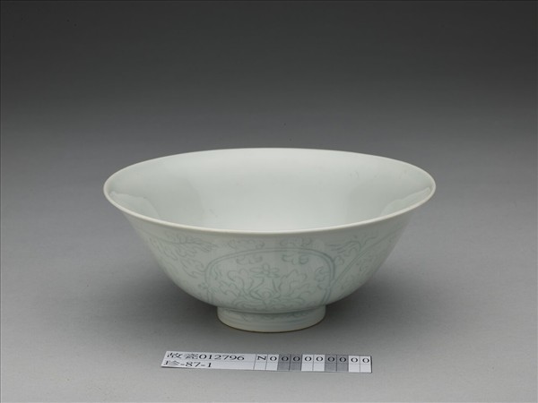 青白瓷劃花花卉紋碗