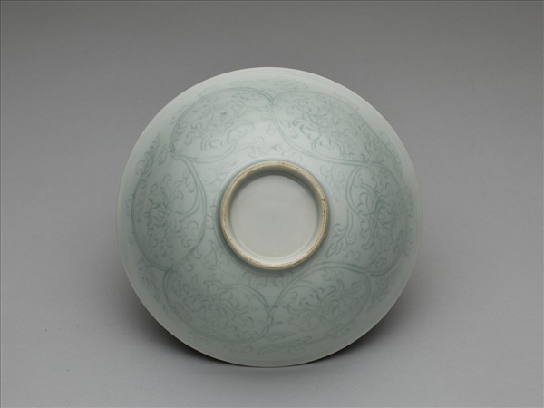 青白瓷劃花花卉紋碗