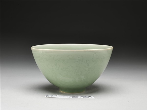 冬青釉花卉紋碗