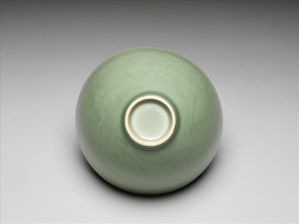 冬青釉花卉紋碗