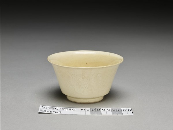 彭窯 白瓷劃花番蓮紋杯