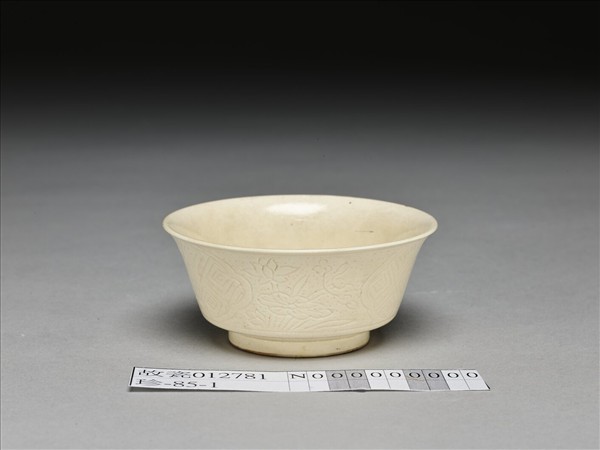 彭窯 白瓷劃花番蓮紋杯