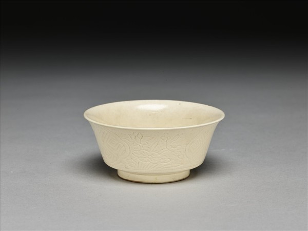 彭窯 白瓷劃花番蓮紋杯
