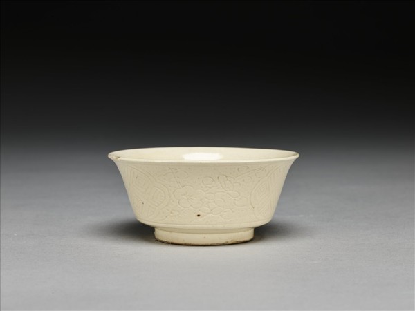 彭窯 白瓷劃花番蓮紋杯