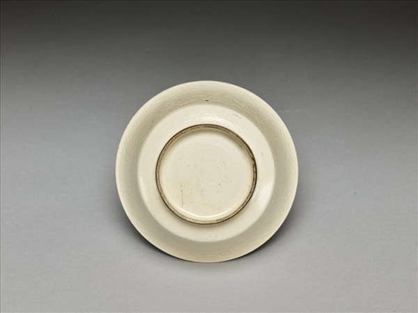 彭窯 白瓷劃花番蓮紋杯