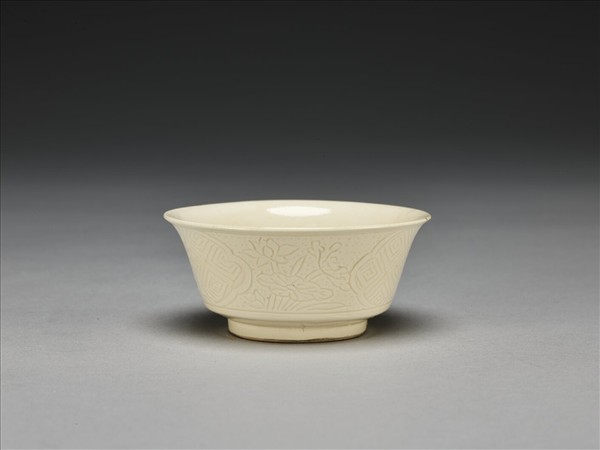 彭窯 白瓷劃花花卉紋杯