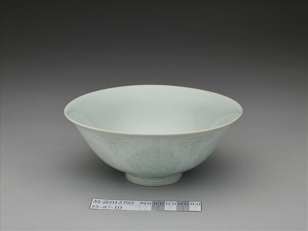 青白瓷劃花花卉紋碗