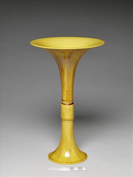 黃釉蕉葉夔紋觚