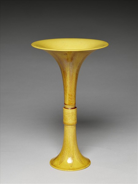 黃釉蕉葉夔紋觚