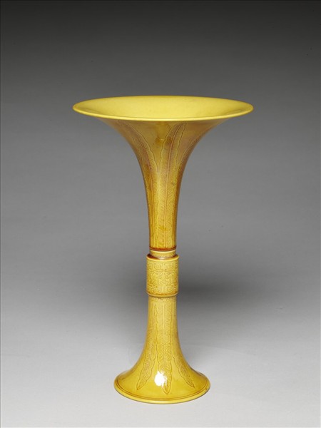 黃釉蕉葉夔紋觚