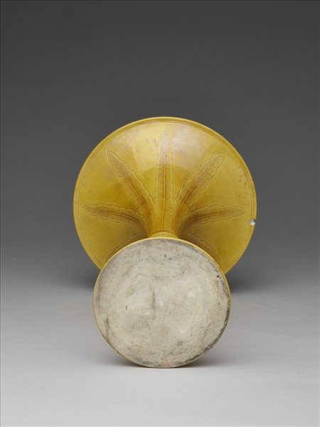 黃釉蕉葉夔紋觚
