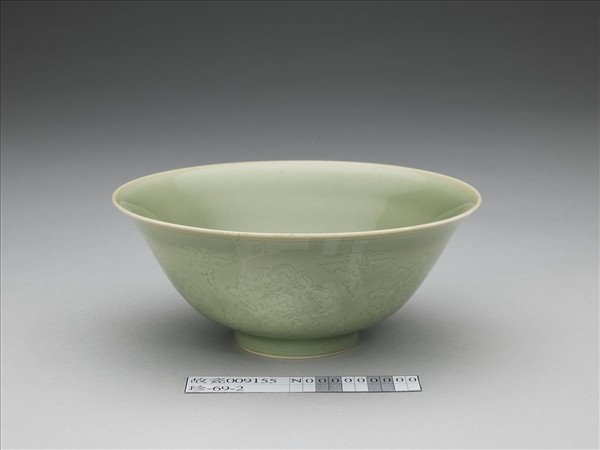 青瓷劃花花卉紋碗