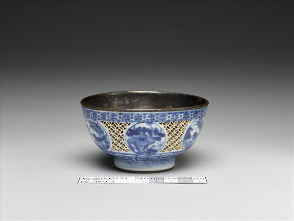 青花鏤空開光花鳥紋碗