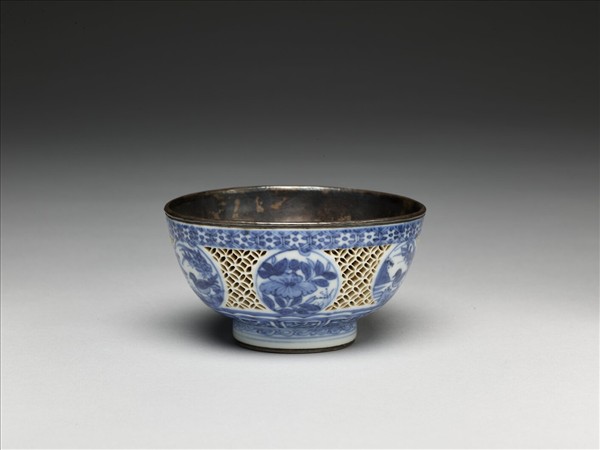 青花鏤空開光花鳥紋碗