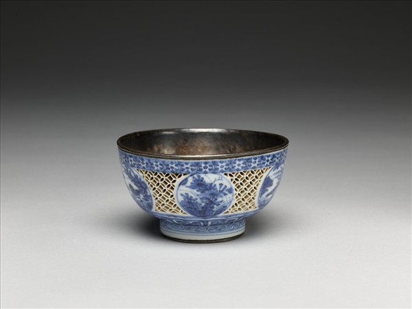 青花鏤空開光花鳥紋碗