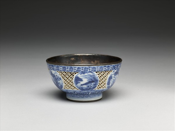 青花鏤空開光花鳥紋碗