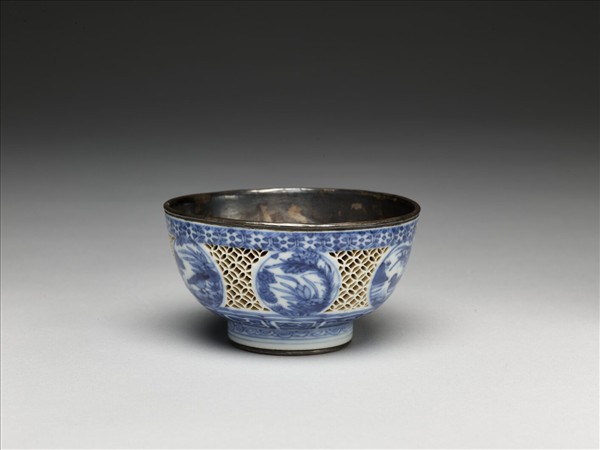 青花鏤空開光花鳥紋碗