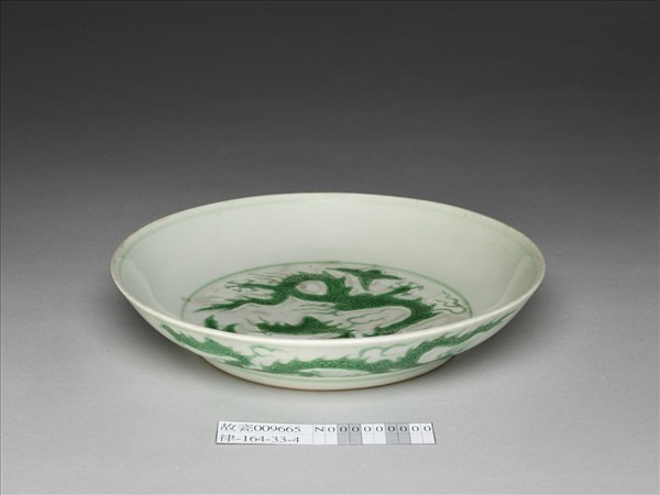 白瓷綠彩龍紋盤