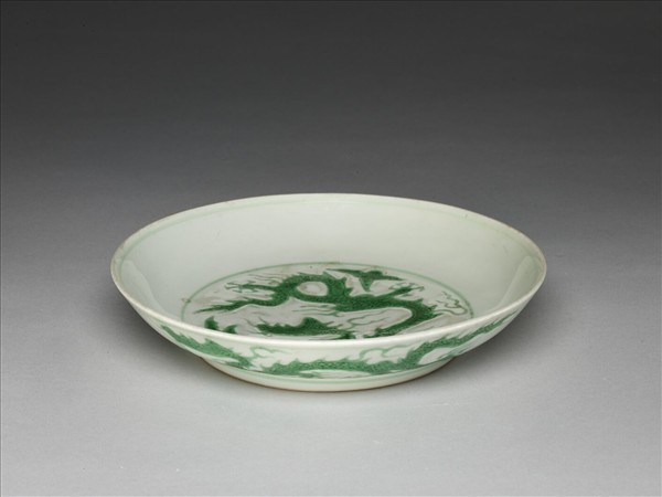白瓷綠彩龍紋盤