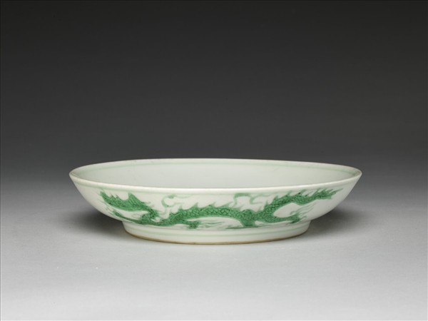 白瓷綠彩龍紋盤