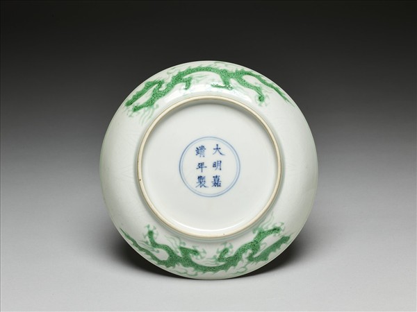 白瓷綠彩龍紋盤