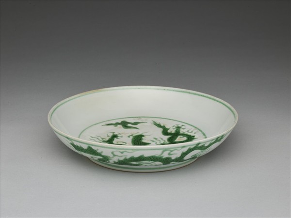 白瓷綠彩龍紋盤