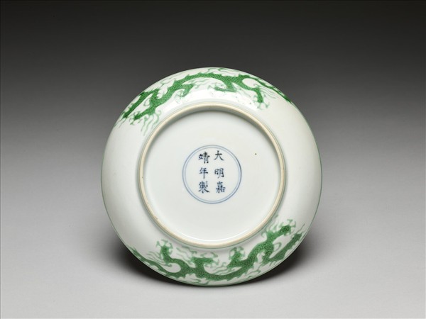 白瓷綠彩龍紋盤