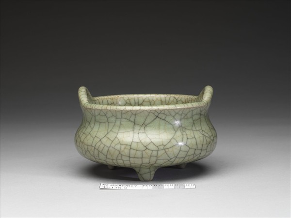 青瓷雙耳三足爐