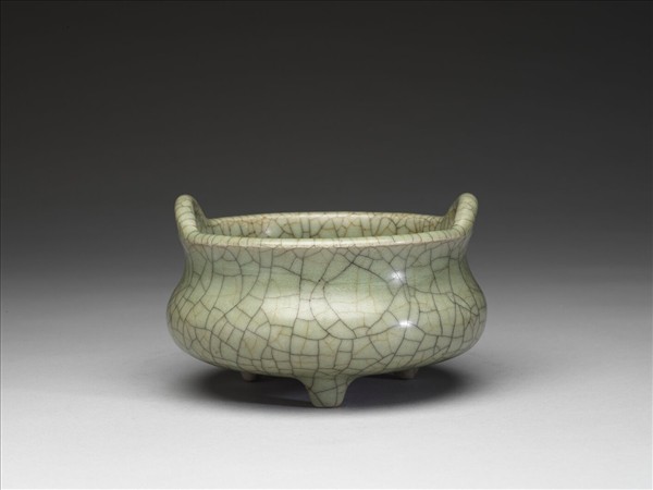 青瓷雙耳三足爐